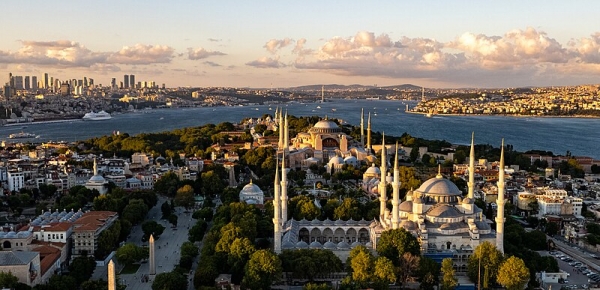 İstanbulda yaşayış binası çökdü - Dağıntılar altında qalanlar var - FOTO